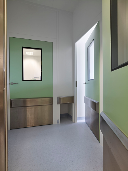 Les portes étanches pour salle blanche et laboratoire améliorent le confinement
